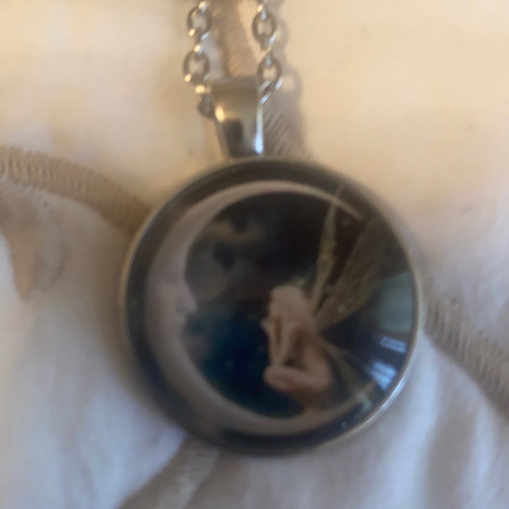 Beautiful fairy moon necklace - Picture 2 of 4